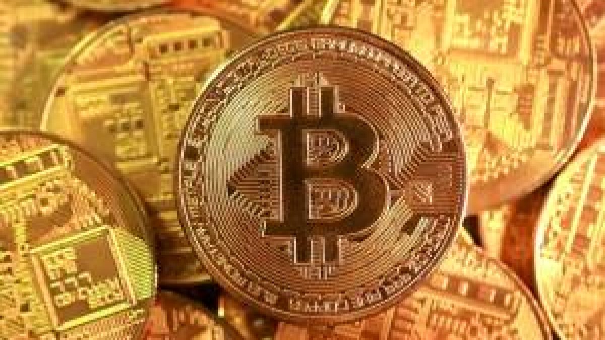 Criptomoedas: bitcoin cai à mínima em 21 meses com saídas de ETFs e juros elevados
