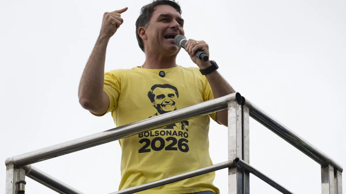 Queda de Flávio Bolsonaro em pesquisa revela resistência do ex-presidente a apoiar outros nomes, avalia cientista política