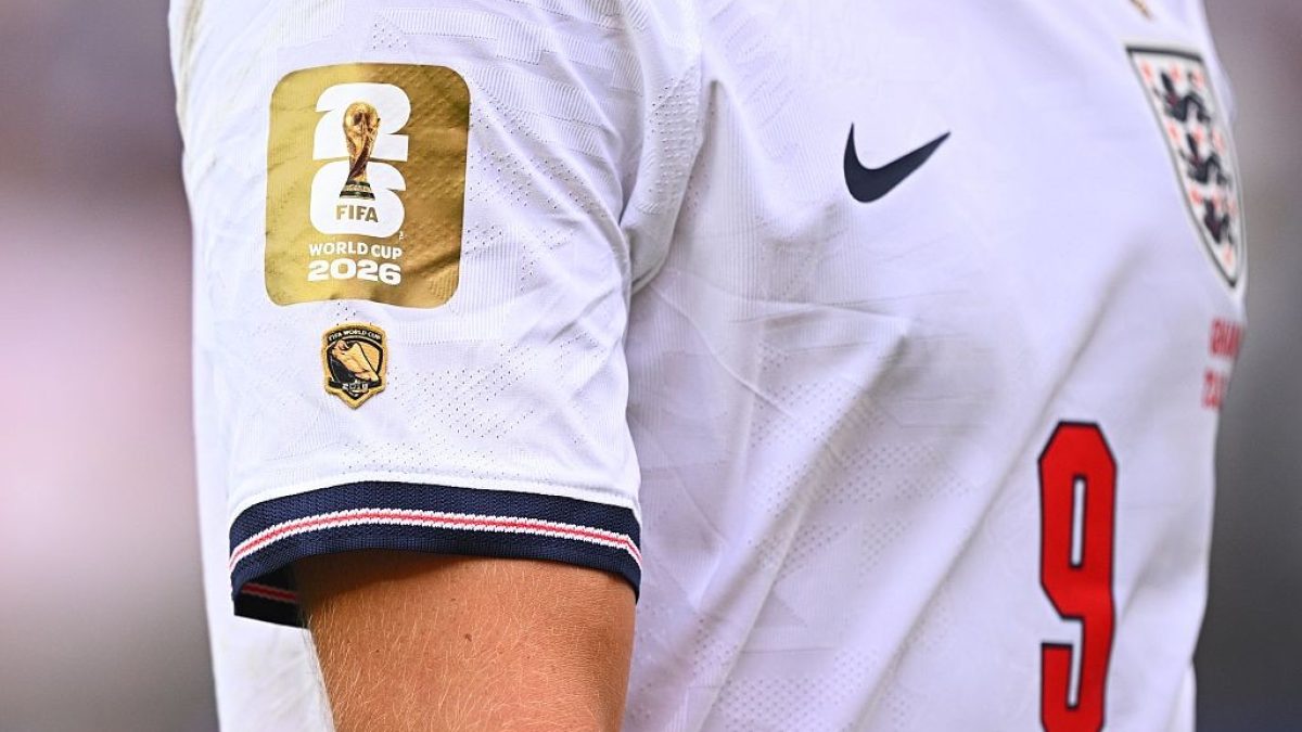 Entenda por que Harry Kane, artilheiro da Inglaterra, usa patch dourado e preto na Copa