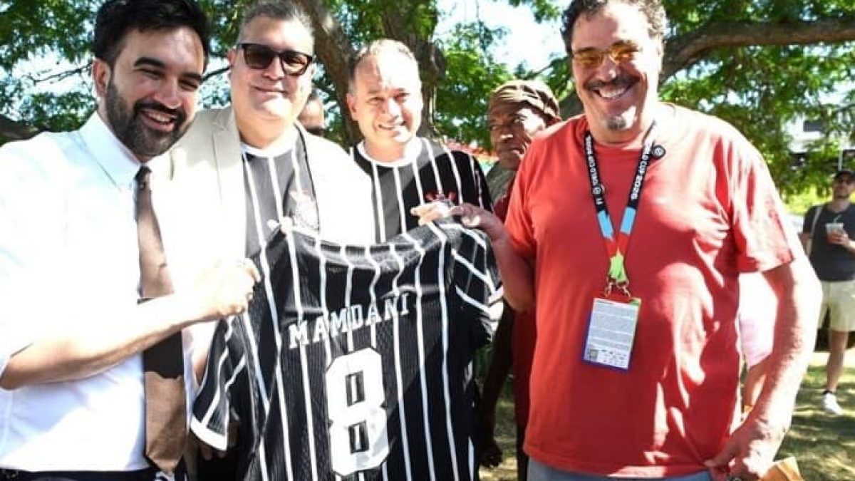 Prefeito de NY recebe camisa do Corinthians após elogiar Sócrates