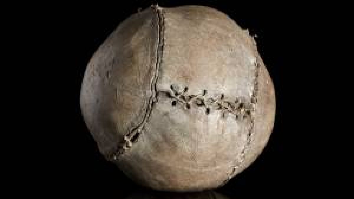 Jogo entre Brasil e Escócia será palco da bola de futebol mais antiga da história