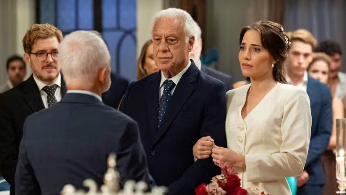 Resumo da semana de 'Quem Ama Cuida': Adriana é presa e Pilar comemora