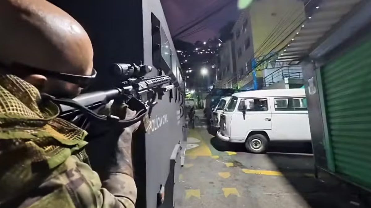 Homem é baleado em ônibus durante operação policial no Rio