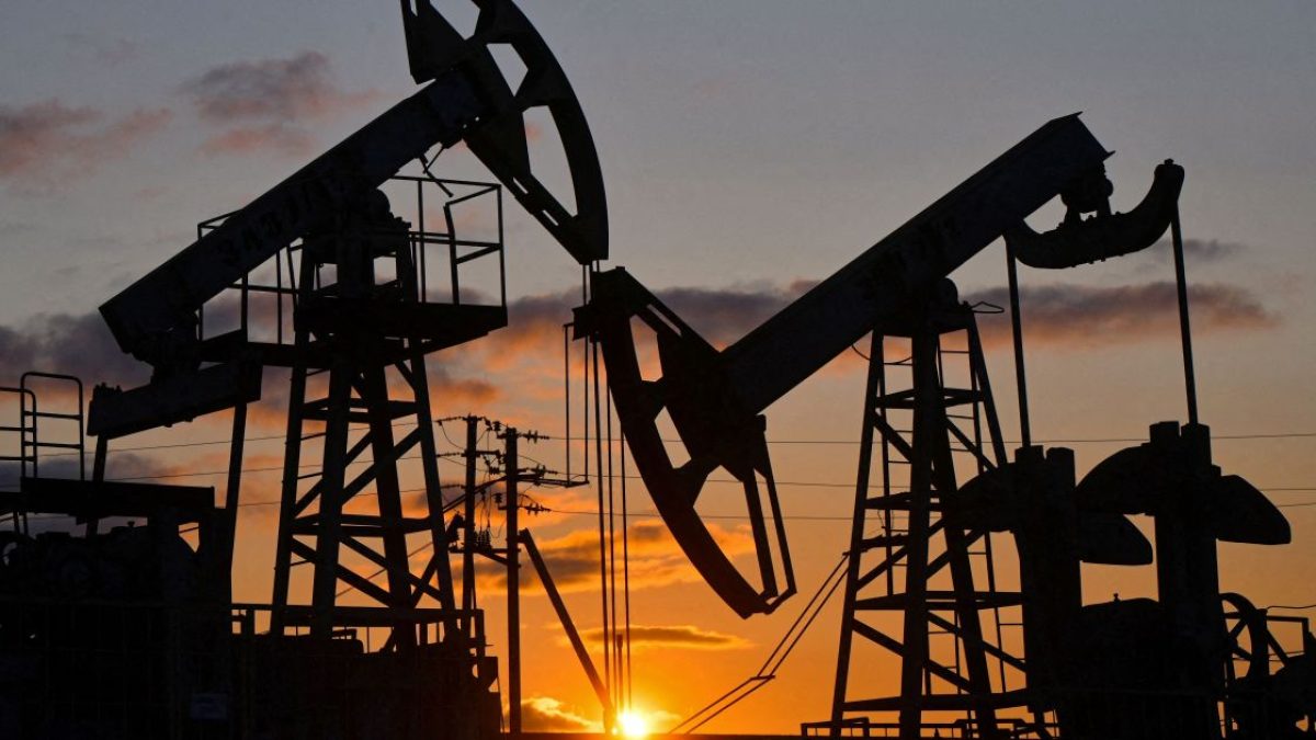Petróleo despenca 4% após Trump anunciar acordo com Irã e reabertura do Estreito de Ormuz