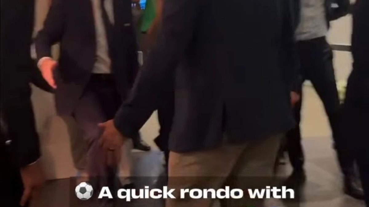 Presidente da Fifa faz roda de "bobinho" com Ronaldo Fenômeno e outras lendas do futebol; vídeo