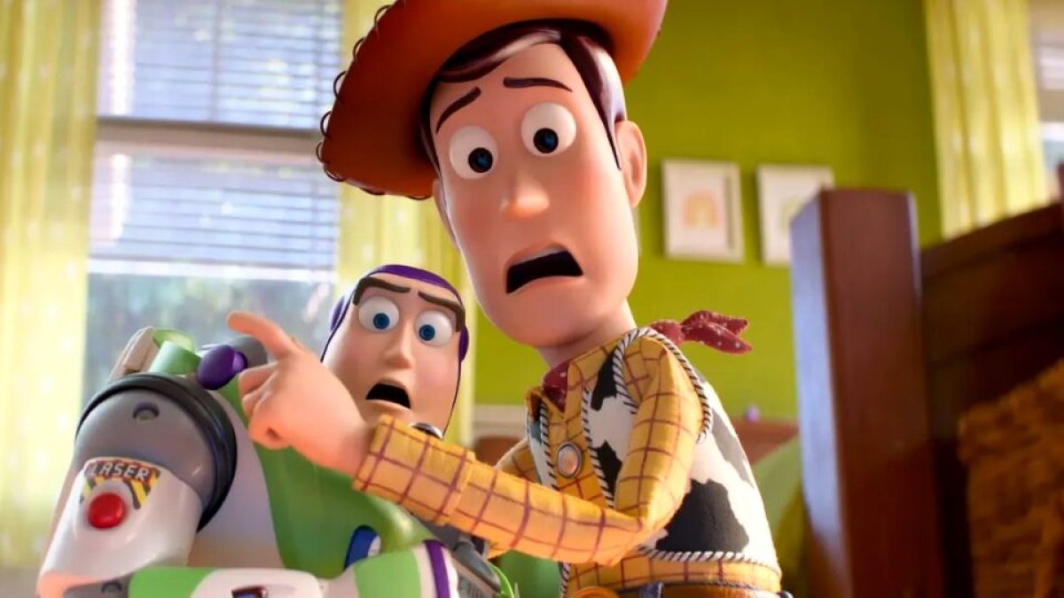 Toy Story 5 enfrenta a obsolescência dos brinquedos perante a tirania das telas