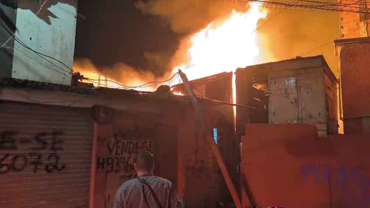 Incêndio atinge cerca de 150 barracos em Paraisópolis, na zona sul de SP