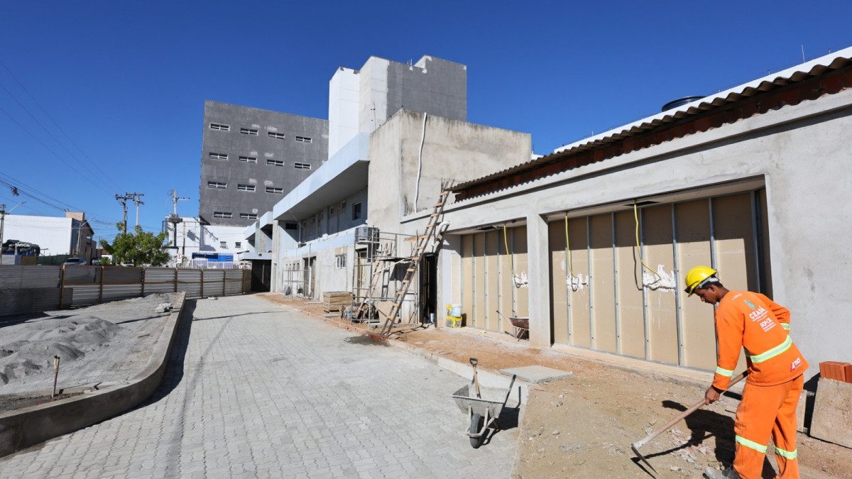 Governador Elmano de Freitas vistoria obras do Hospital Regional do Sertão de Crateús