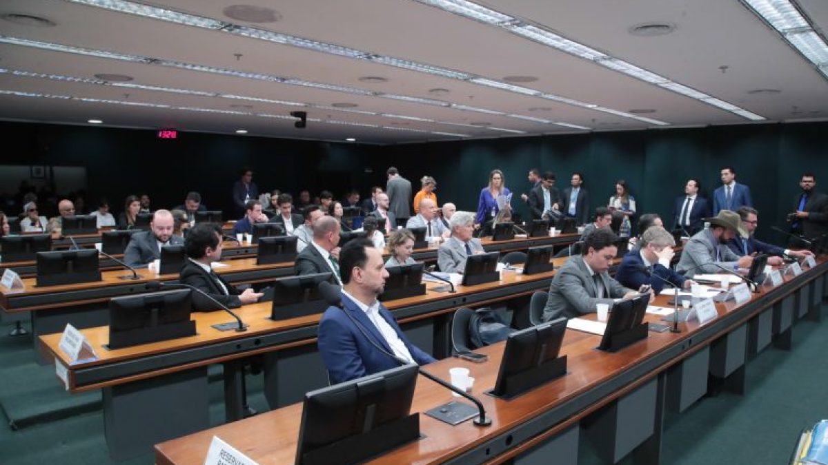 Conselho de Ética da Câmara analisa suspensão de mandato e novos processos contra deputados