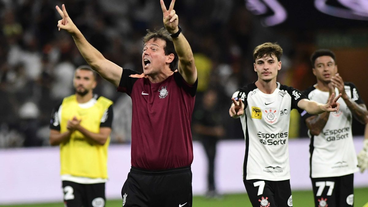 Fernando Diniz completa dois meses no Corinthians com 65% de aproveitamento e recuperação de jogadores