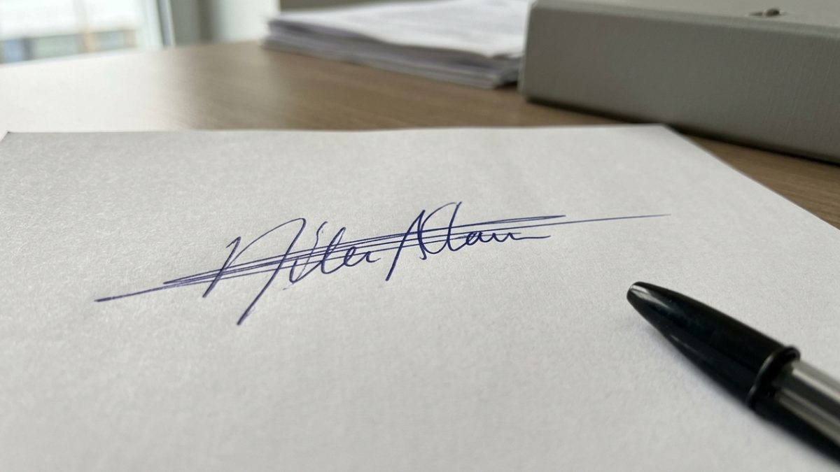 O que significa fazer um traço por cima do próprio nome na assinatura
