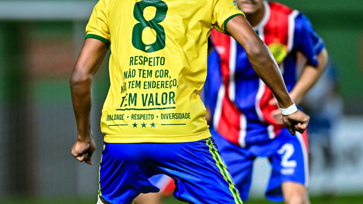Clube do Acre usa uniforme da seleção brasileira em ação contra racismo e xenofobia