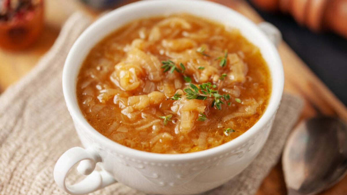 A sopa de cebola gratinada que parece receita de restaurante, mas é fácil de fazer em casa