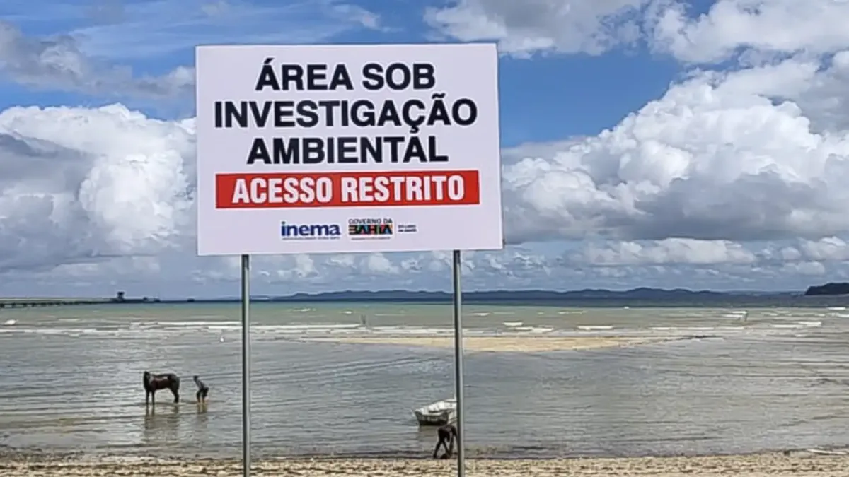 Contaminação química em praia de Salvador completa 100 dias sem solução