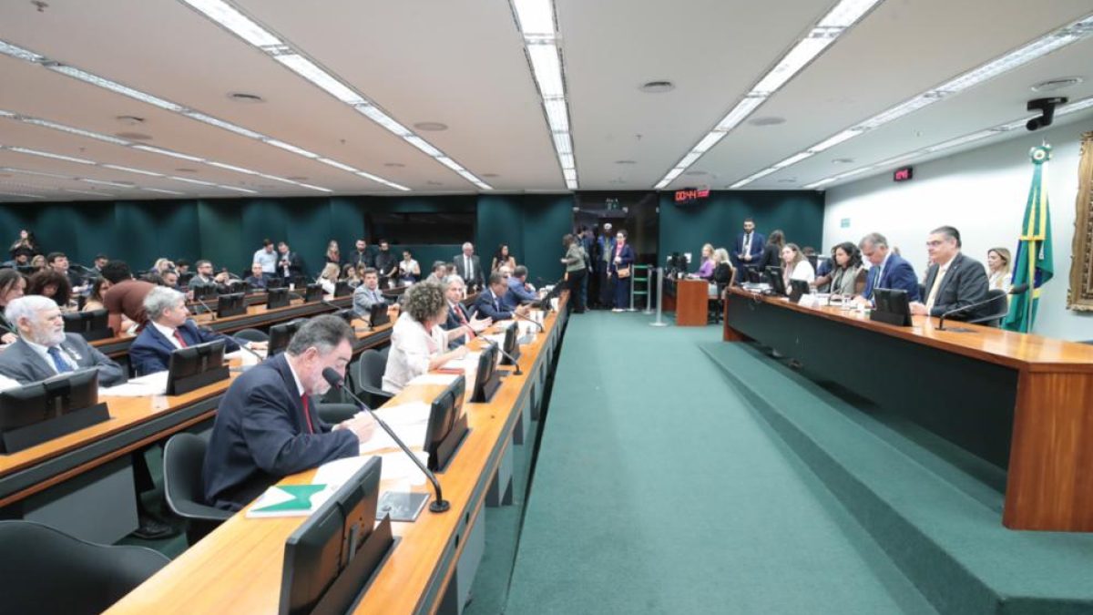 CCJ da Câmara aprova redução da maioridade penal; plenário terá palavra final