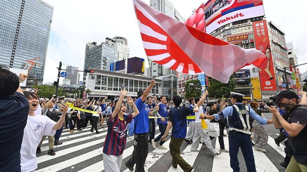 Japoneses fazem festa "controlada" em cruzamento famoso de Tóquio para celebrar goleada; assista