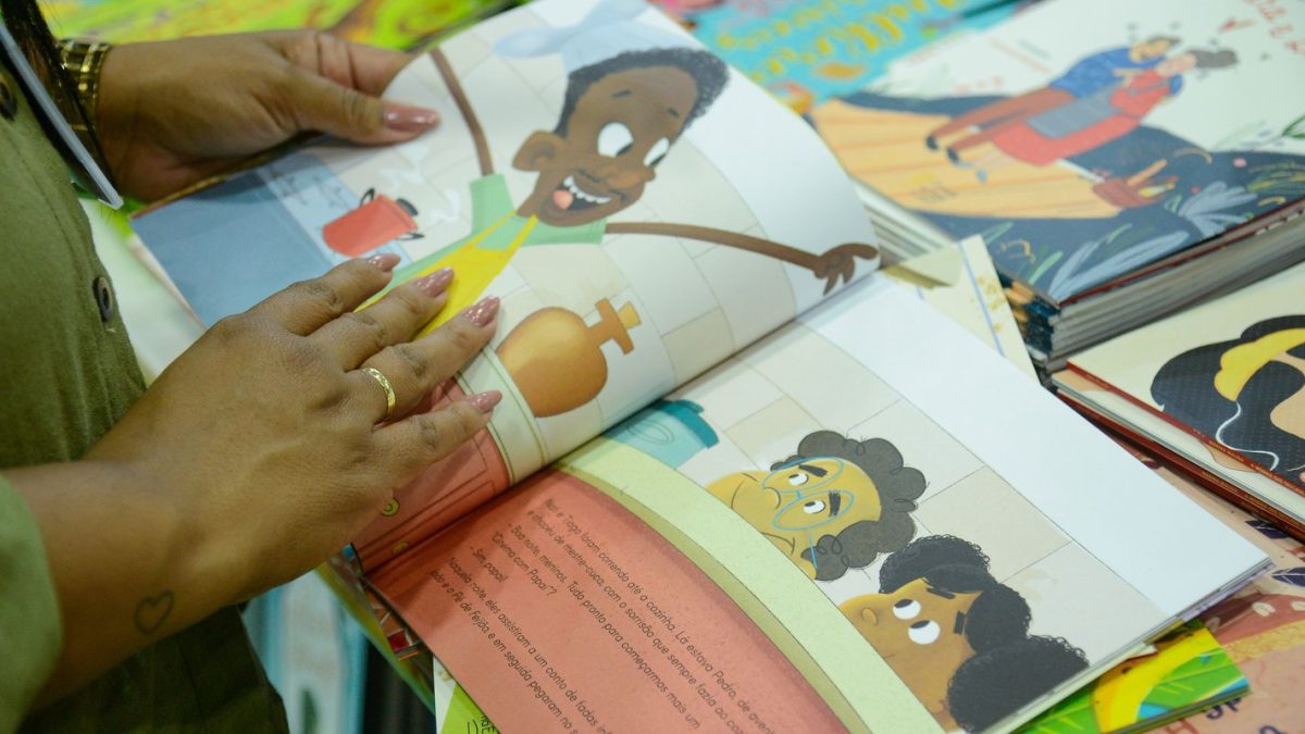Bienal nas Escolas usa álbum de figurinhas literário para estimular leitura no RJ