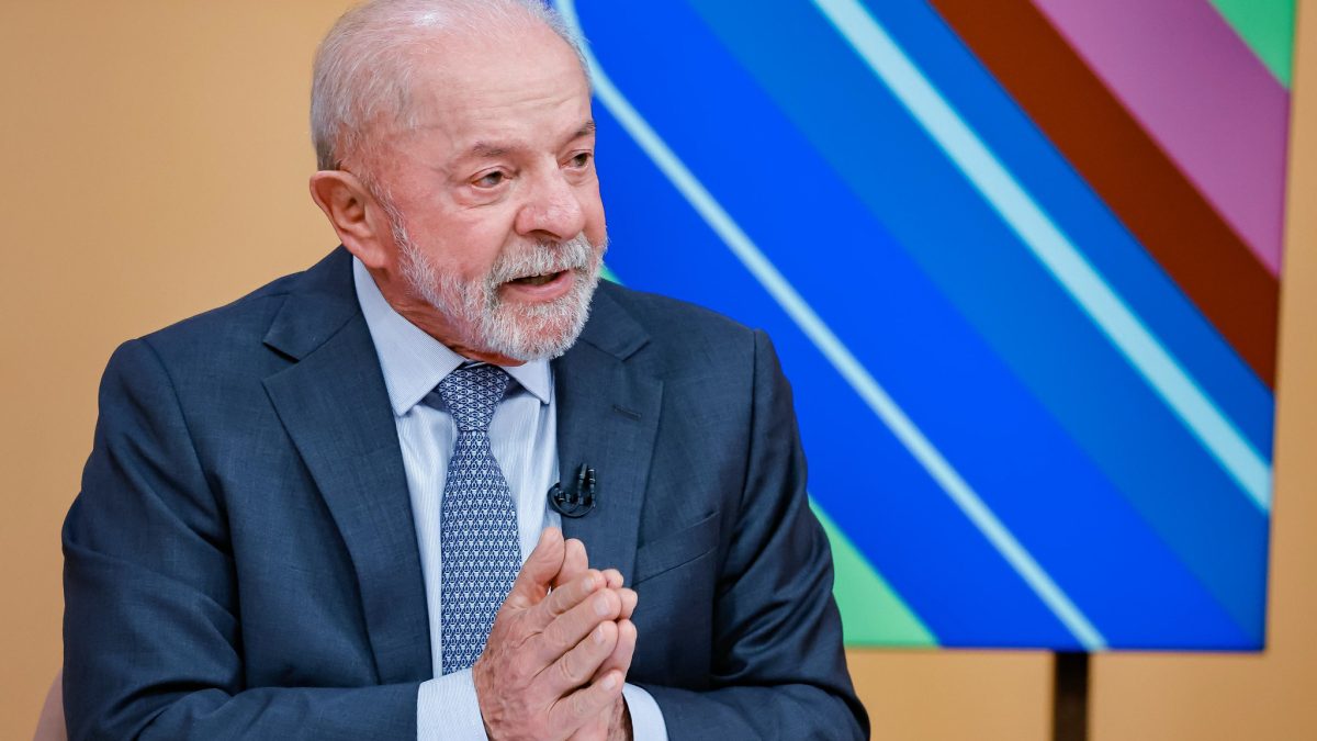 Folha de S.Paulo destaca idade de Lula em manchete de domingo