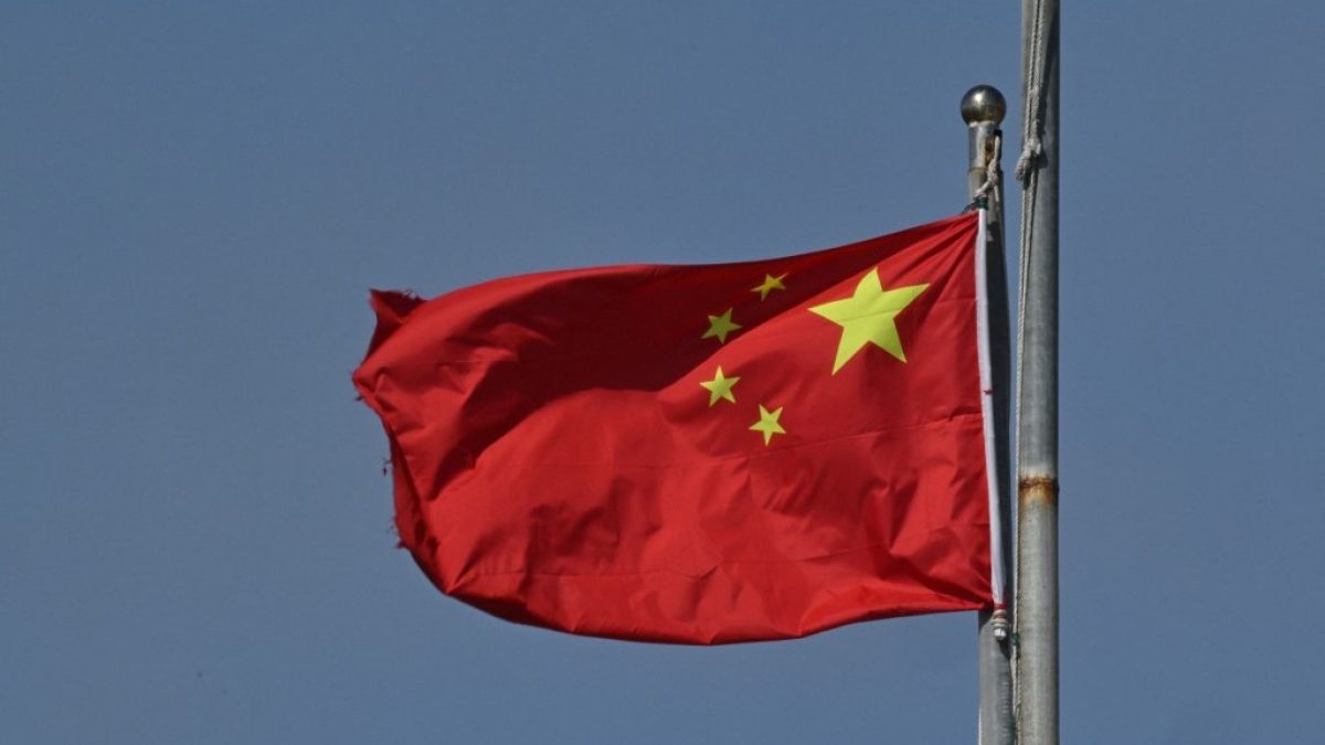 China lança sistema de pagamento digital mBridge para reduzir dependência do dólar