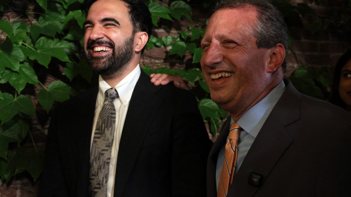 Candidatos apoiados por Mamdani vencem primárias e confirmam força do prefeito de NY