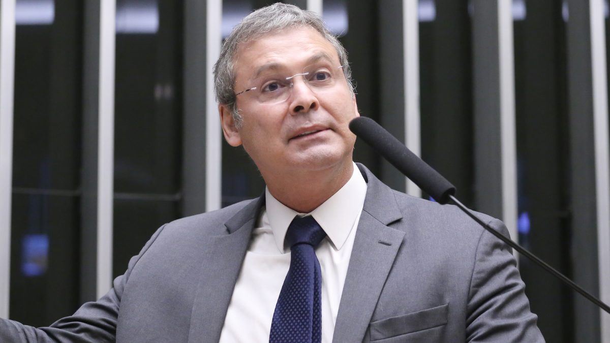Lindbergh Farias celebra Datafolha que aponta vantagem de Lula sobre Flávio Bolsonaro em 2026