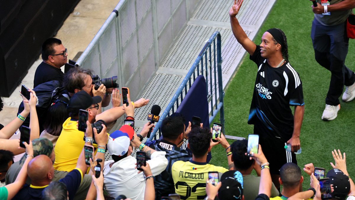 Ronaldinho reúne nomes como Felipe Melo e Falcão para jogar futebol em quadra do US Open