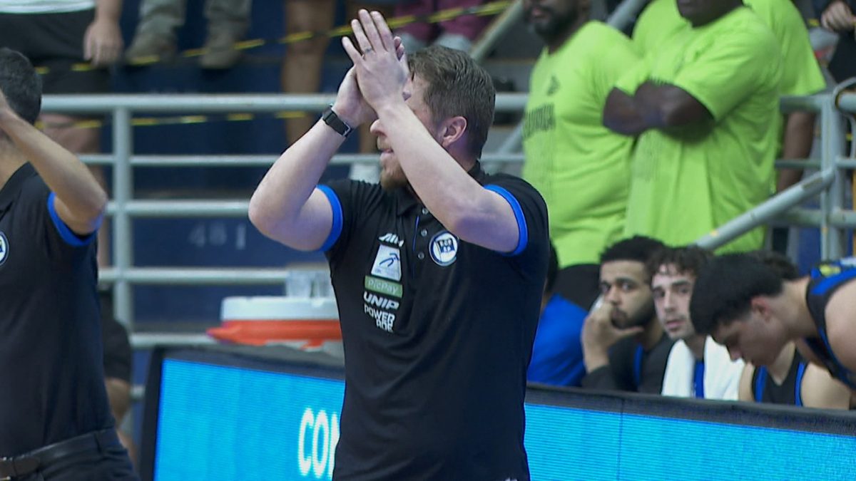 Técnico do Pinheiros é expulso após aplaudir arbitragem com ironia no NBB