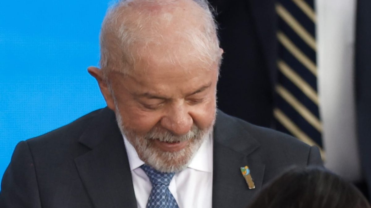 Lula anuncia cura de câncer de pele após radioterapia