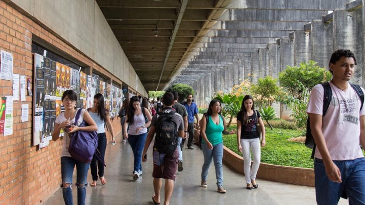 Governo bloqueia R$ 1,6 bilhão do MEC e coloca em risco serviços básicos em universidades federais