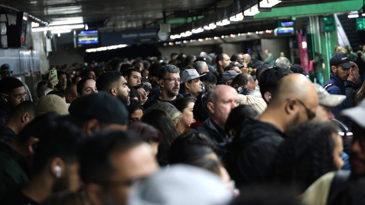 Falha técnica em portas de plataforma afeta três linhas do Metrô de SP no horário de pico