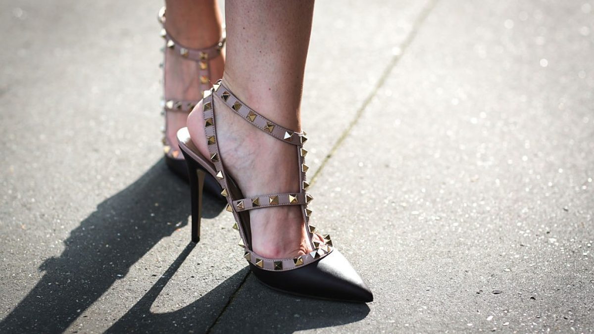 Valentino Rockstud: sapato de R$ 10 mil que virou febre entre famosas volta às passarelas