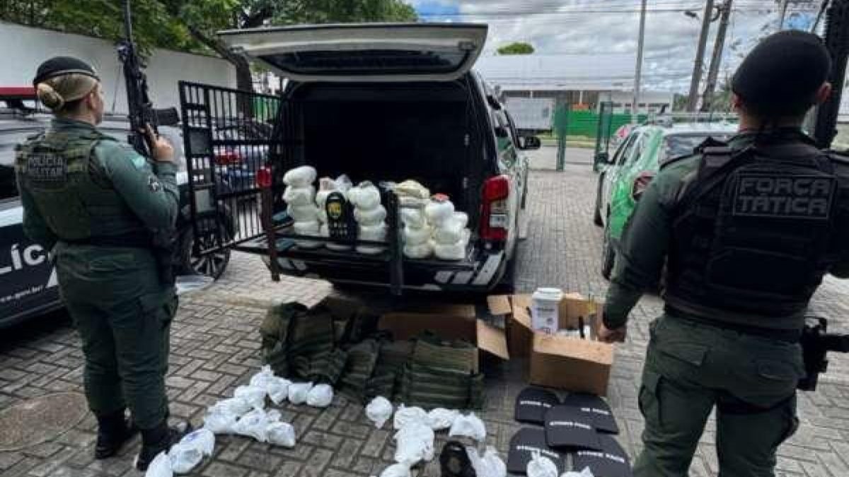 PMCE apreende mais de 25 kg de drogas e insumos em imóvel abandonado em Fortaleza