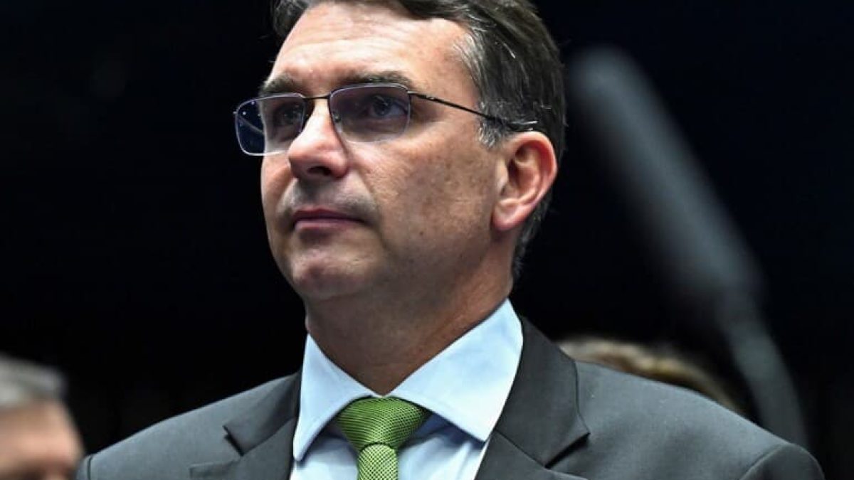 André Mendonça manda retirar posts que ligavam Flávio à escala 7x0
