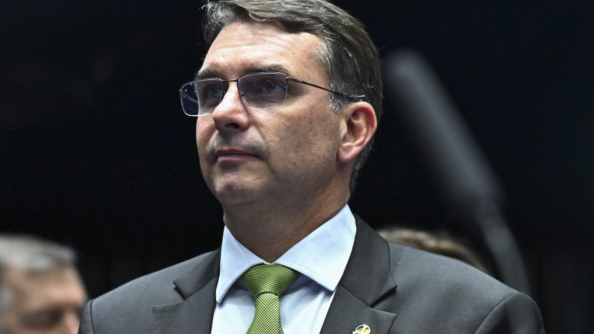 Flávio Bolsonaro critica decisões monocráticas de ministros do STF e diz que insegurança jurídica afasta investimentos