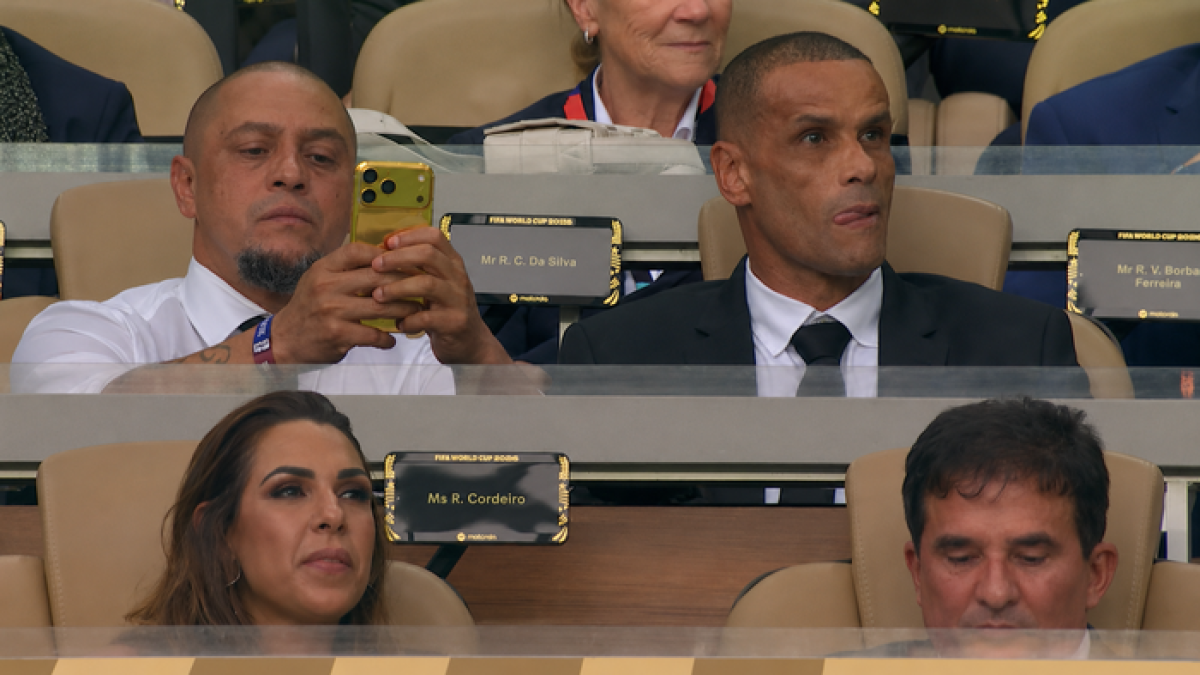 Roberto Carlos apareceu com "iPhone de ouro" no jogo do Brasil; saiba o preço