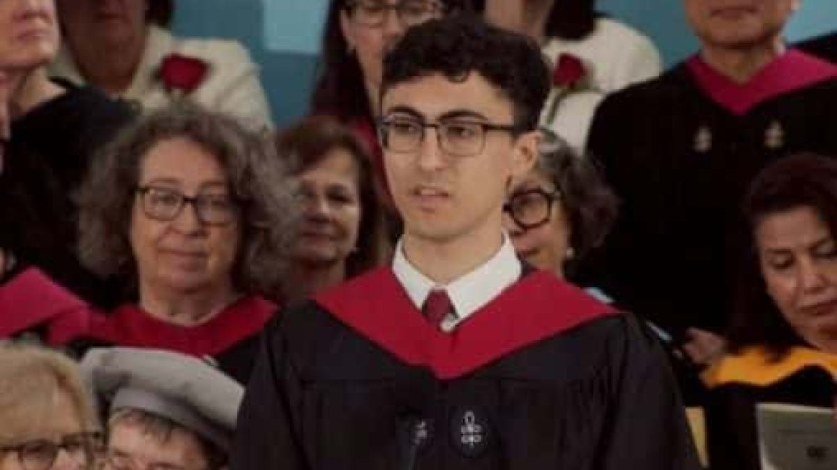 Jovem de Harvard defende compreensão em vez de acordo em discurso de formatura