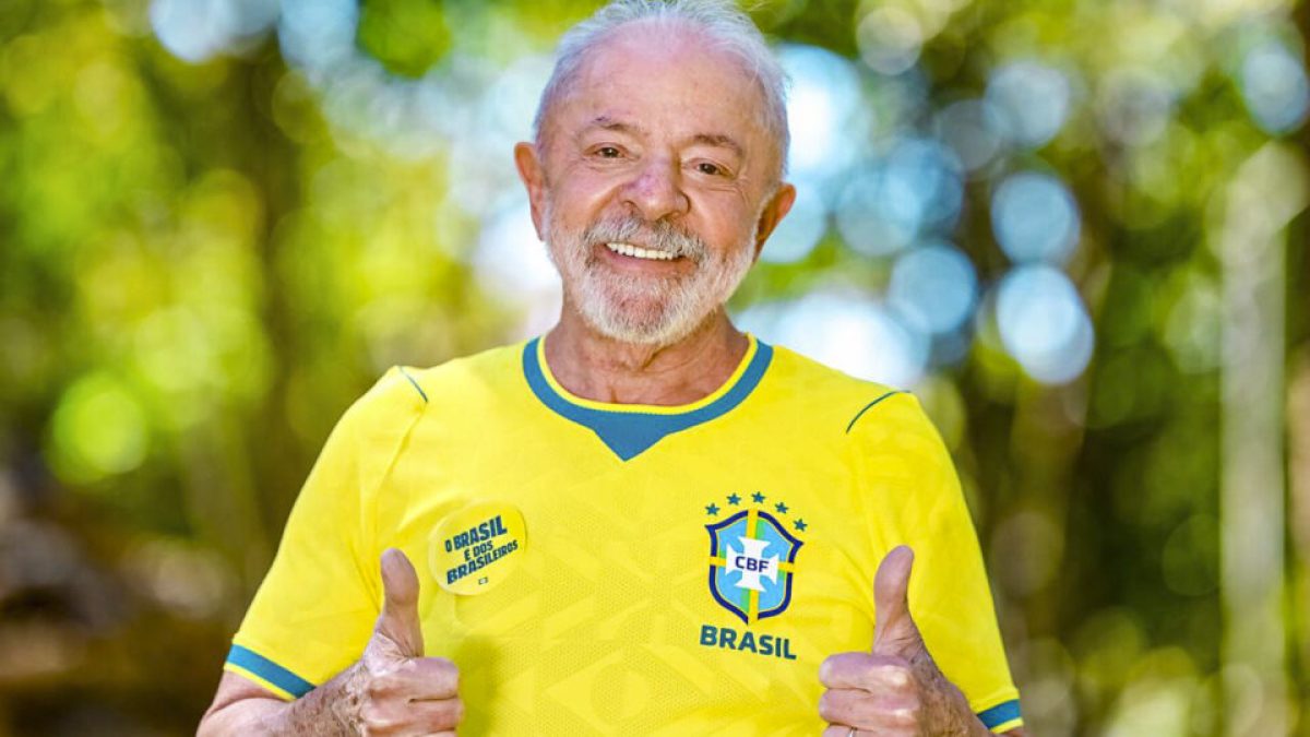 Lula publica fotos com camisa da seleção e reforça uso do verde e amarelo na pré-campanha