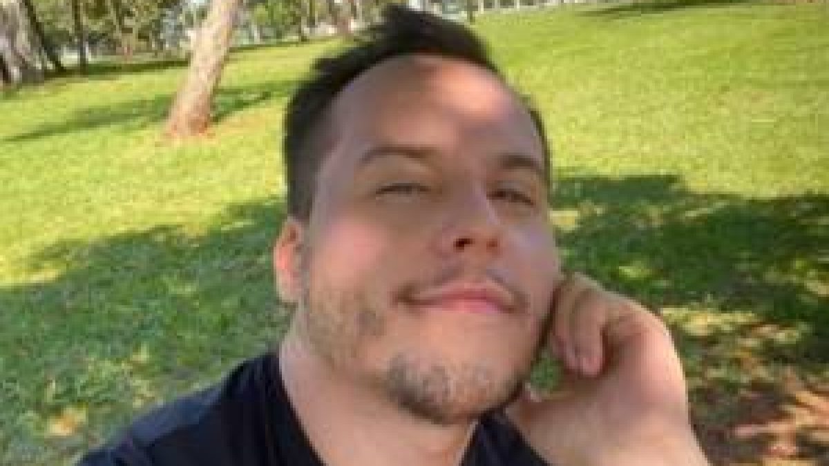 Ator de teatro de 32 anos é encontrado morto em motel de Campo Grande após entrar com dois homens
