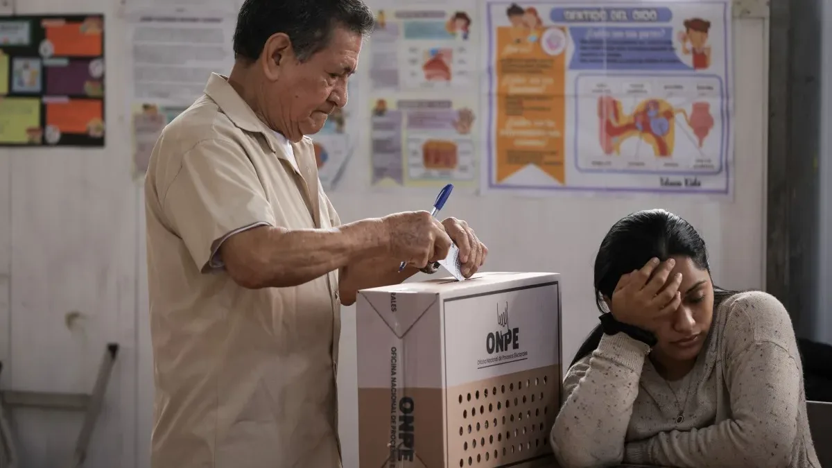 Segundo turno no Peru transcorre com normalidade após atrasos iniciais