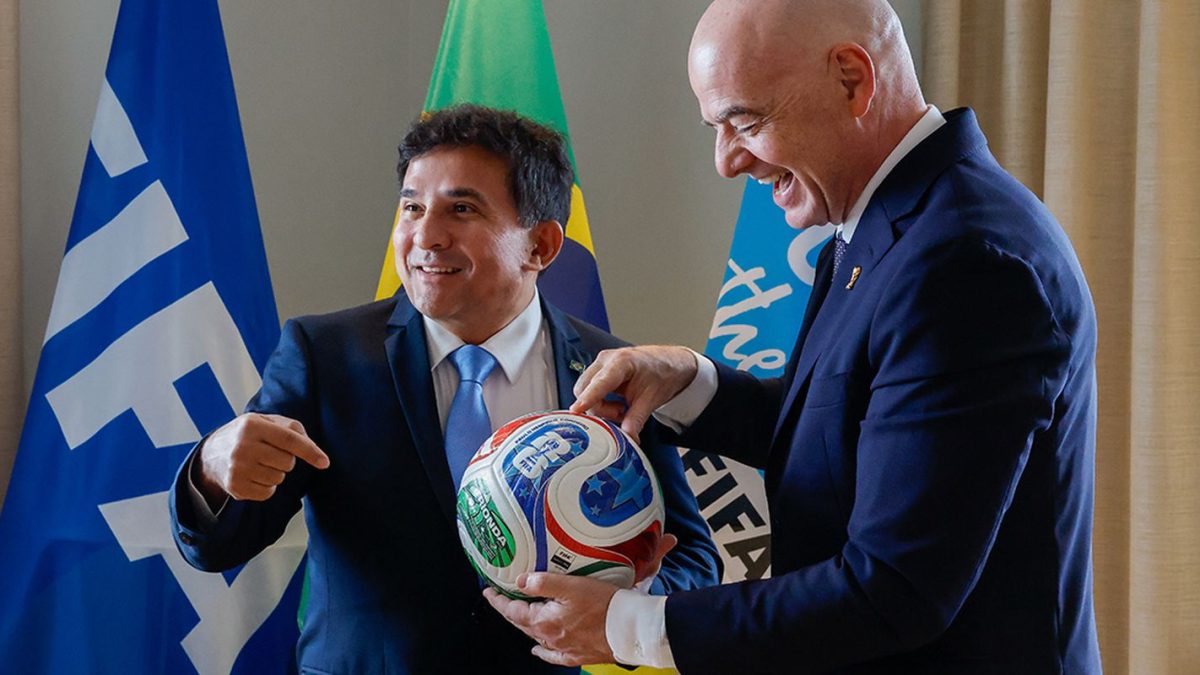 Ministro do Esporte entrega à Fifa marco regulatório da Copa Feminina de 2027