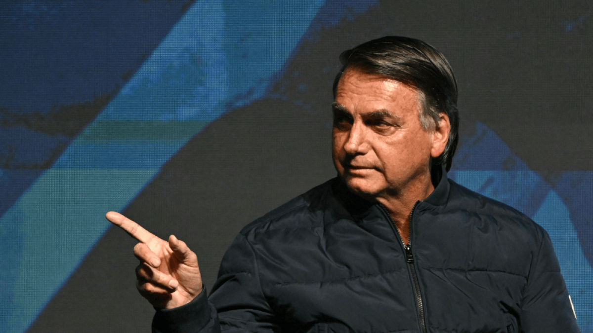 Arma de Bolsonaro é apreendida em blitz da PM no DF; militar do GSI estava com o armamento