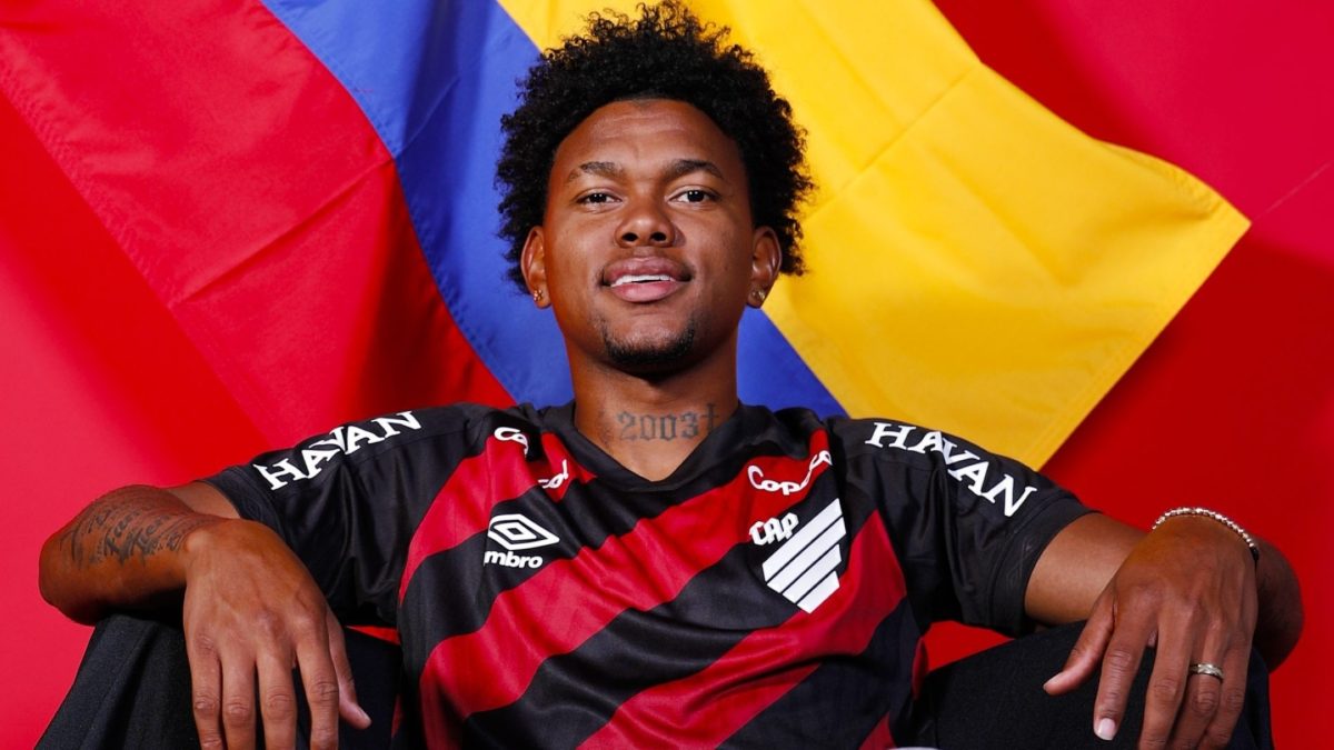 Athletico contrata Jorge Rivaldo, centroavante colombiano de 1,89m e 13 gols na temporada