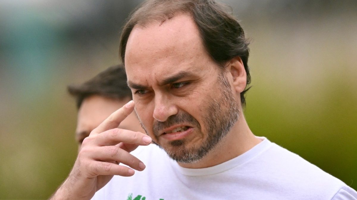 Carluxo chama Zema de “cínico, baixo e oportunista” após fala sobre Flávio Bolsonaro
