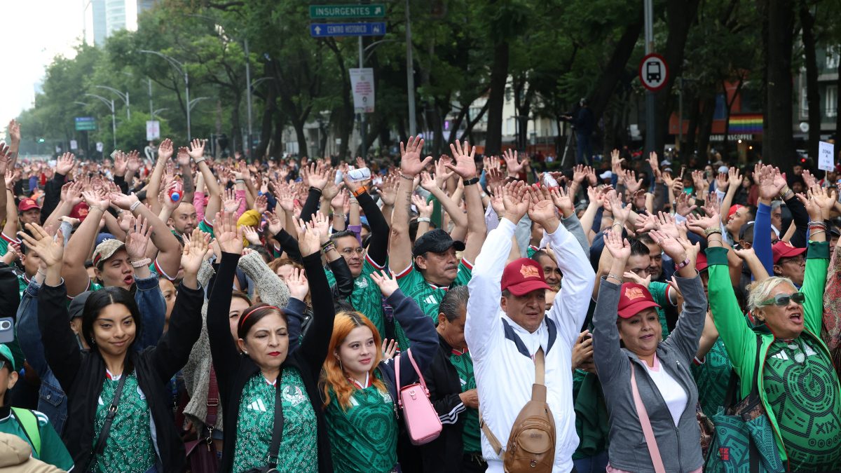 Torcedores mexicanos batem recorde mundial da maior 'ola' em avenida da Cidade do México