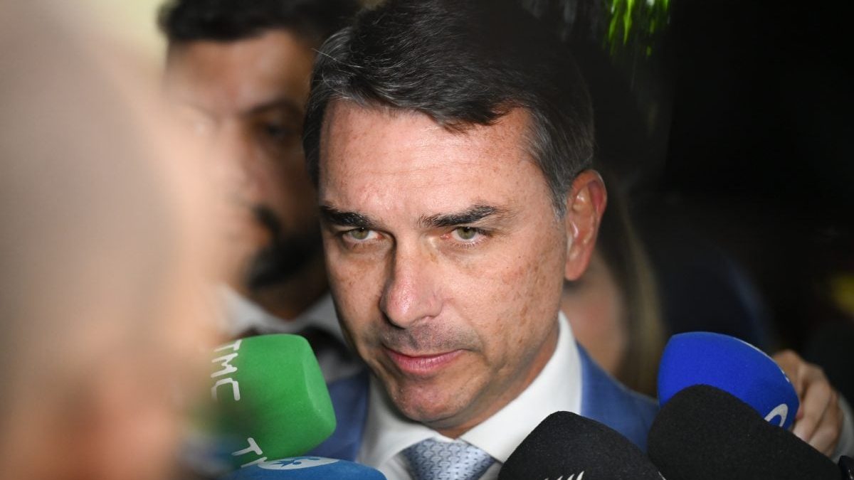 Flávio Bolsonaro fica a seis pontos de Lula em simulação de 2º turno, aponta Quaest