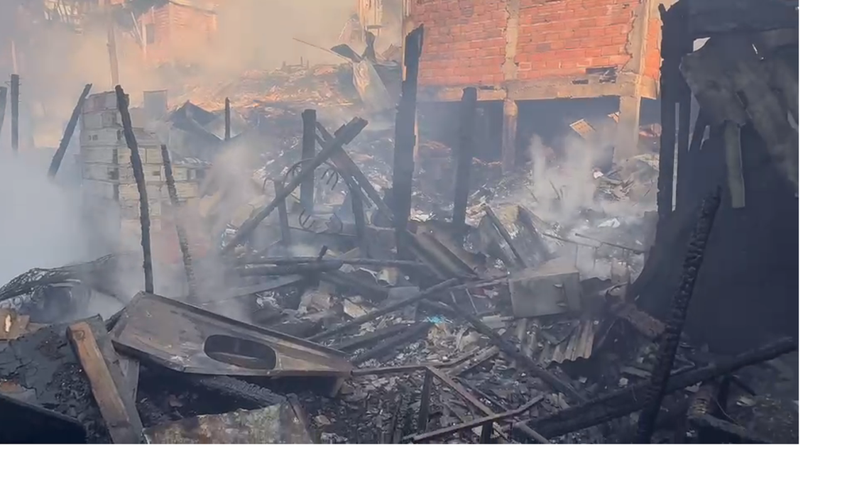 Incêndio atinge mais de 150 moradias em Paraisópolis, na zona sul de SP