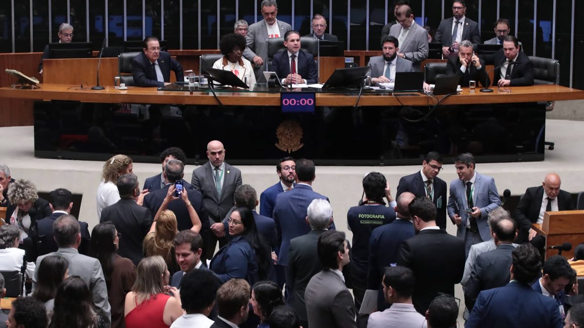 Câmara vota PL do governo que acaba com escala 6×1 e pode travar pauta do Senado