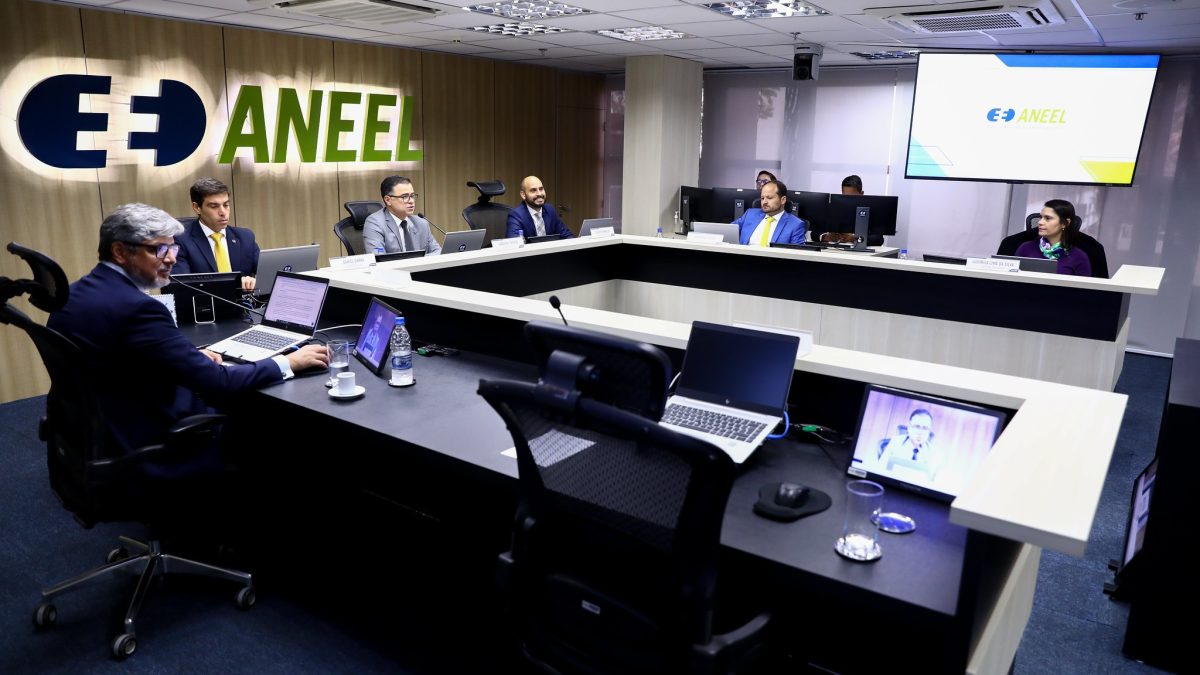 Conta de luz deve ter alívio em agosto com R$767,2 mi de "bônus de Itaipu"; veja quem recebe