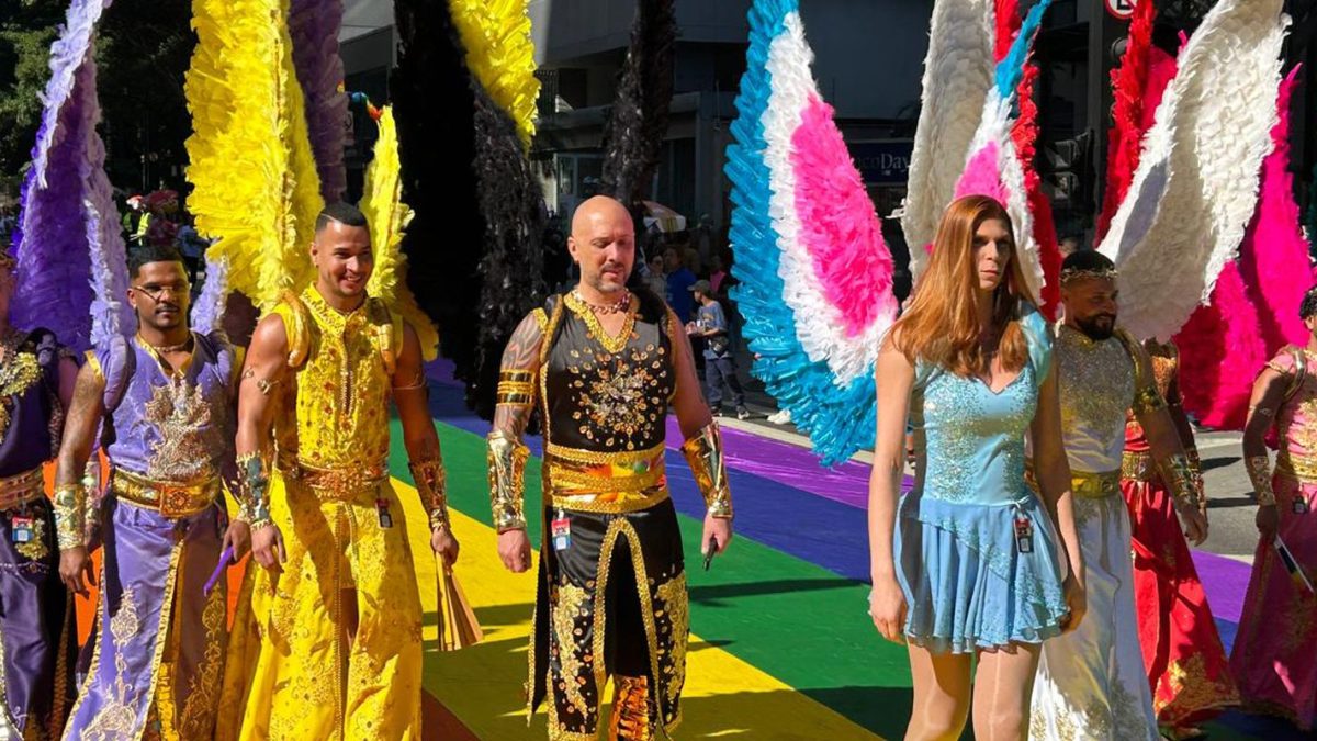 Parada do Orgulho LGBT+ de SP exibe urna gigante para incentivar voto consciente