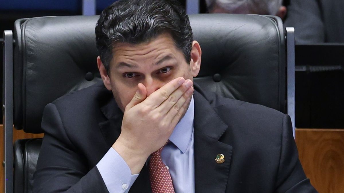 Alcolumbre não se pronuncia sobre PEC 6x1; oposição apresenta proposta alternativa